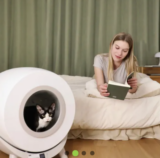 Win self-cleaning cat litter box